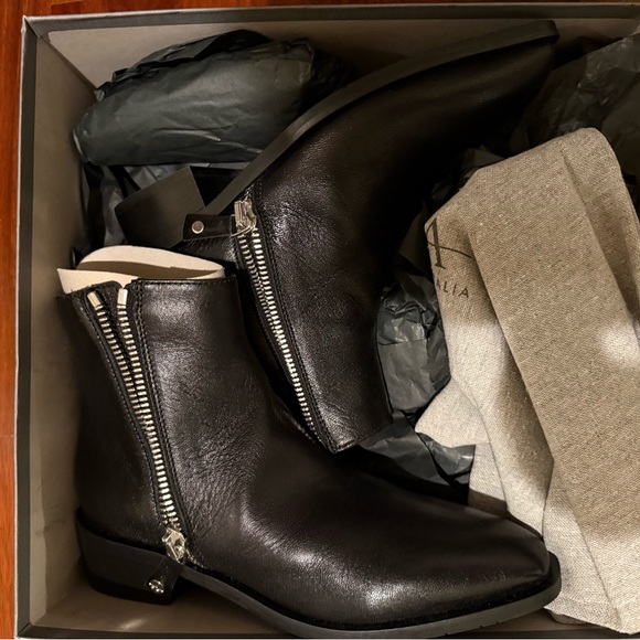 New in box Aquatalia leather boots, Felice style, size 6.5 - Picture 3 of 4